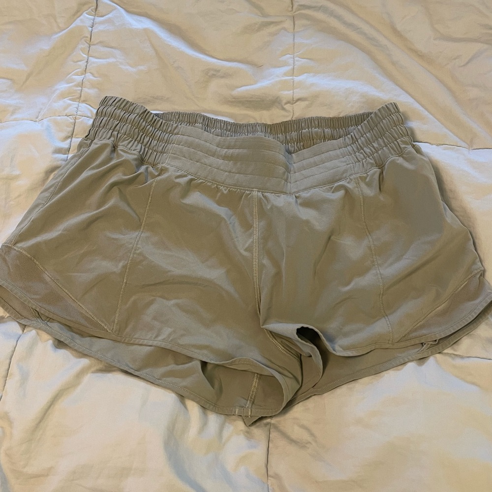 LULULEMON HOTTY HOT SHORTS 2.5” HIGH RISE SIZE 10 LIKE NEW